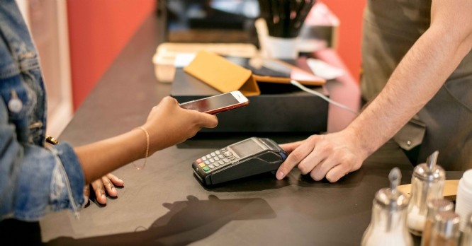 43 % des consommateurs règlent leurs courses avec leur portable