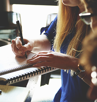 Techno & UX : A qui confier la gestion d’une solution de connaissance client (+infographie)?